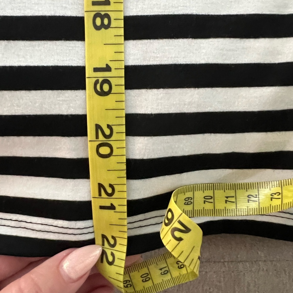 ⭐️ 3/$18⭐️ Black and White Fitted Short Sleeve Top - Picture 6 of 6
